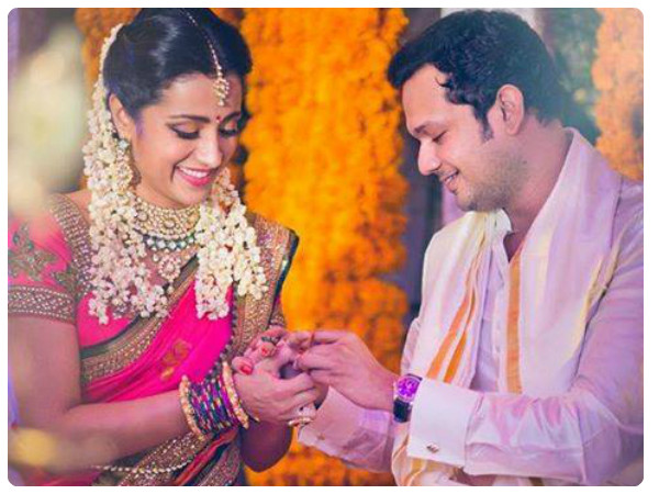 மோதிரம் மாற்றும் போது...