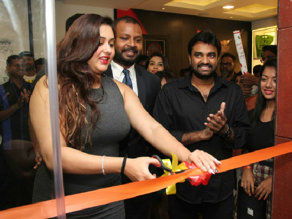 ரிப்பனை வெட்டும் போது