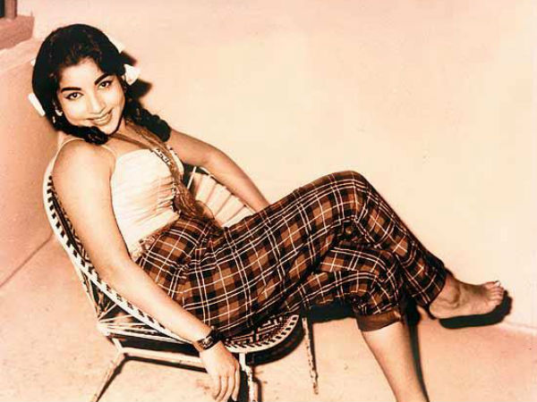 ஸ்லீவ்லெஸ் உடை 