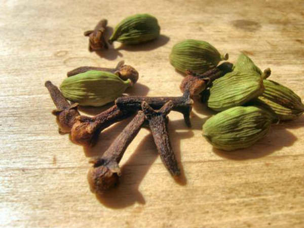 கிராம்பு மற்றும் ஏலக்காய் கிராம்பு மற்றும் ஏலக்காய்