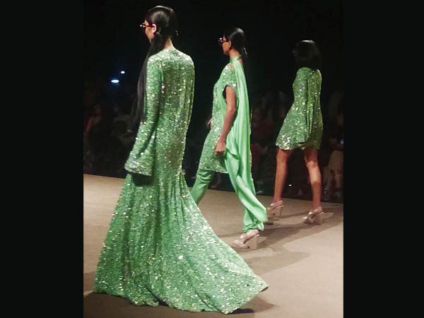 மின்னும் பச்சை நிற குர்தா, மிடி மற்றும் கவுன்