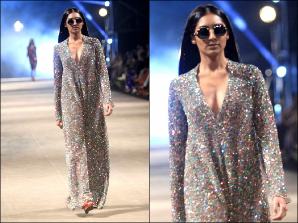 லோ நெக் கொண்ட மின்னும் சில்வர் நிற உடை