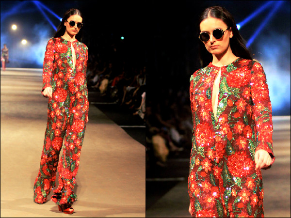 சிவப்பு நிற பூப்பிரிண்ட் போடப்பட்ட உடை