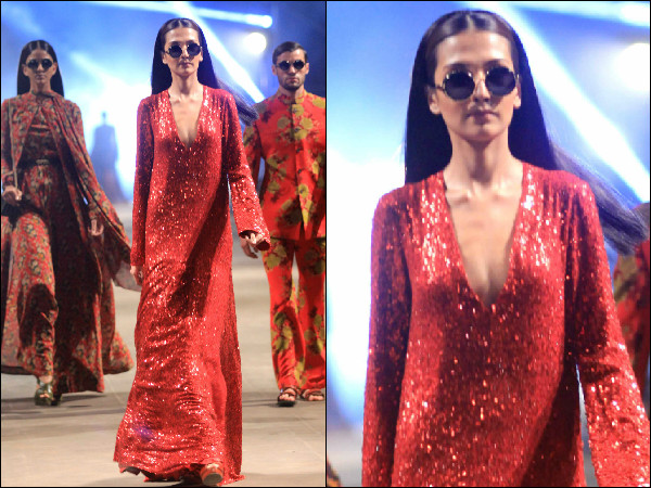 டீப் நெக் கொண்ட சிவப்பு நிற உடை