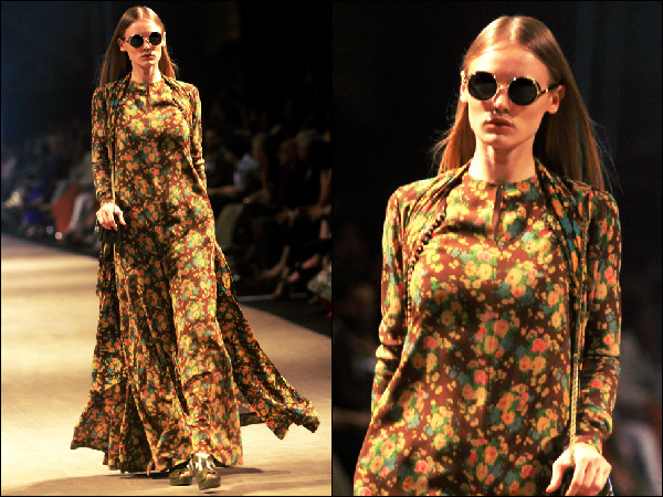 அழகான அடர் நிற பூப்பிரிண்ட்டட் உடை