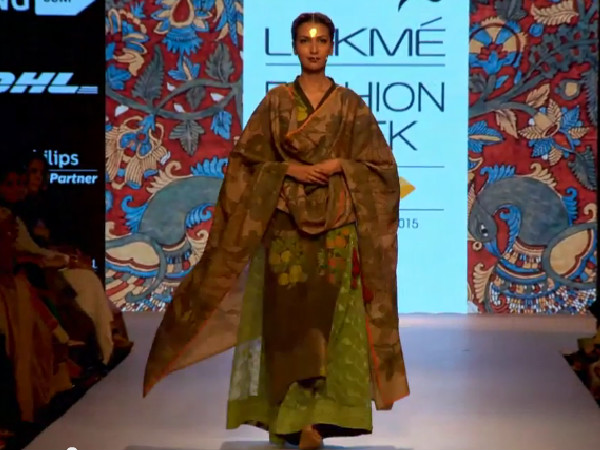 பச்சை மற்றும் மெரூன் நிறங்கள் கலந்த உடை