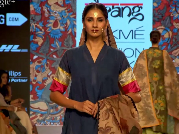 முக்கால் கை கொண்ட அடர் நீல நிற உடை