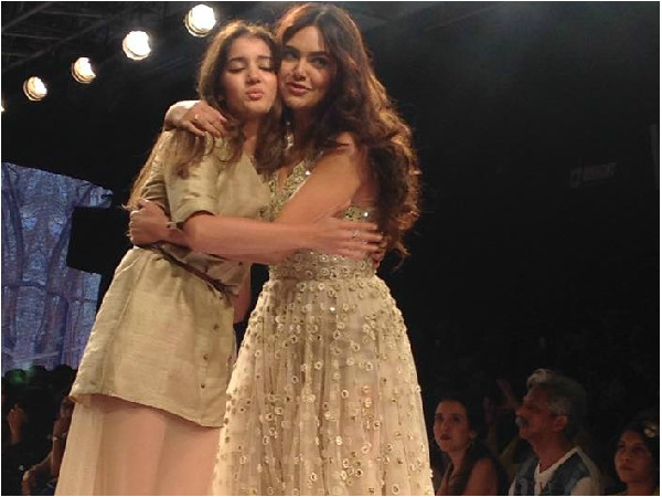 டிசைனருடன் ஈஷா குப்தா