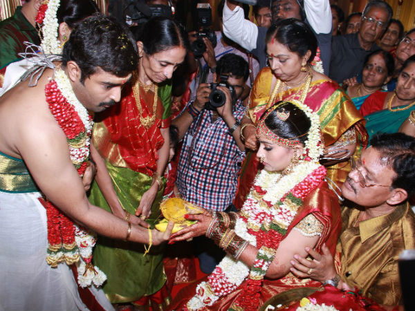 கன்னிகாதானம் (தாரைவார்த்துக் கொடுத்தல்) 