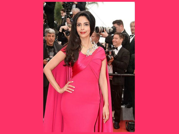 பிங்க் நிற கவுன்