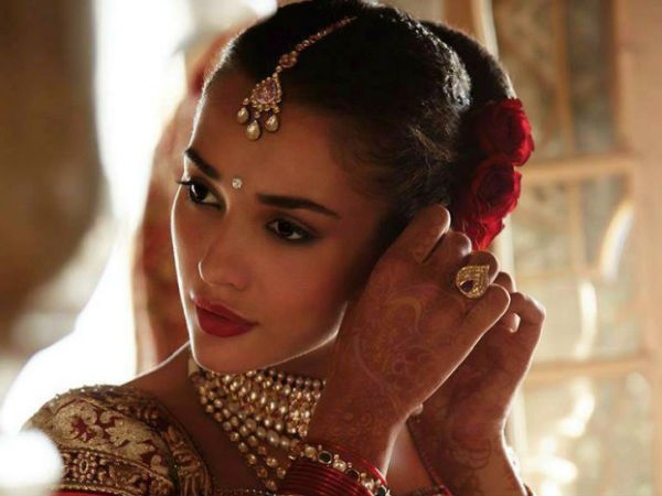 திருமண ஆடைகள் மற்றும் அணிகலன்களை கழற்றுவது