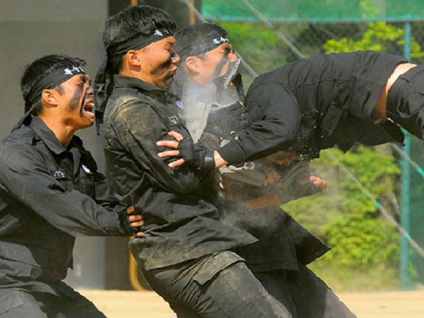 பலகை கற்களை தலையால் முட்டி உடைத்தல் 