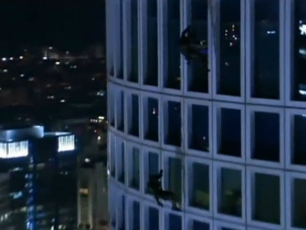 உயரமான கட்டிடங்களில் இருந்து குதித்தல் 