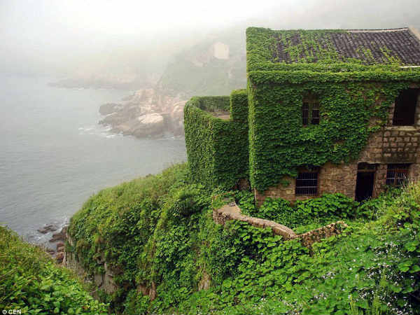 கடற்கரை ஒட்டிய அழகு தீவு