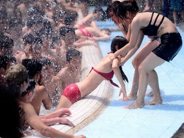 ஆடைகள் அவிழ்க்கப்பட்டன 