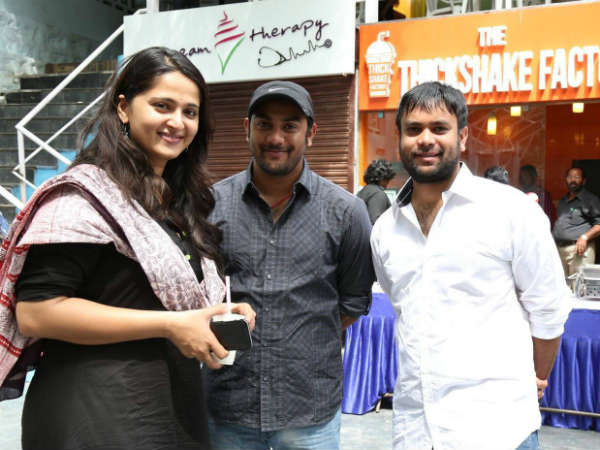 கருப்பு நிற சுடிதாரில் அனுஷ்கா