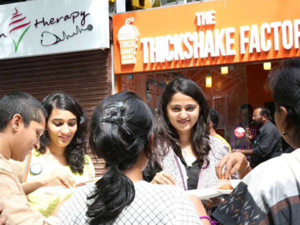 படக் குழுவினருடன் சாப்பிடும் போது...