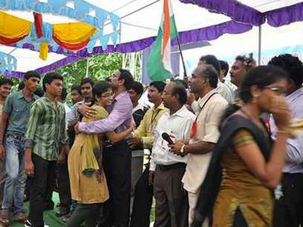 கட்டிப்பிடிப்பதில் கின்னஸ்