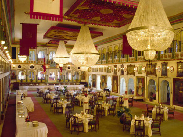 படிகங்களால் அரண்மனையை நிரப்பிய உதய்பூர் குடும்பம் 