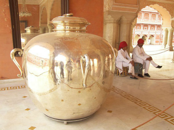 சுத்தமான வெள்ளியில் பெரிய பாத்திரங்கள் 