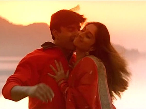  வேலை செய்யும் போது தொல்லை செய்வது 