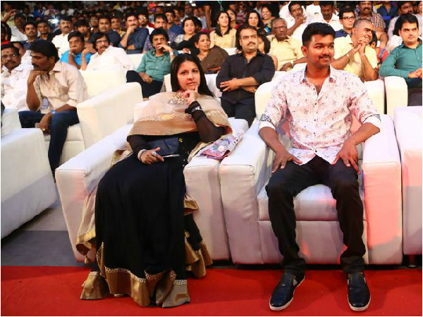 மனைவியுடன் விஜய் மனைவியுடன் விஜய்