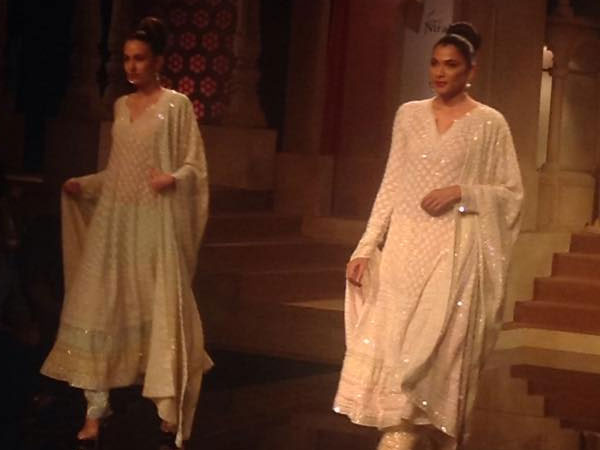 க்ரீமி மற்றும் வெள்ளை நிற அனார்கலிகள்