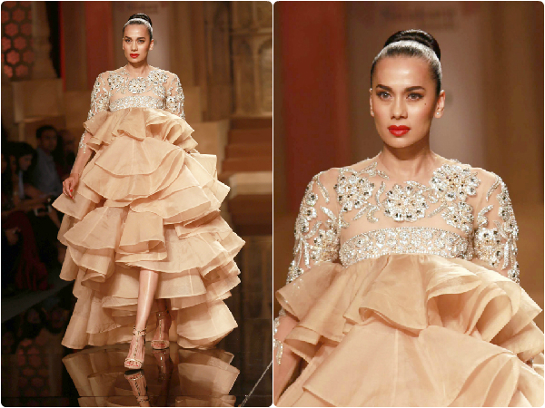 சுருக்கங்கள் கொண்ட கவுன்