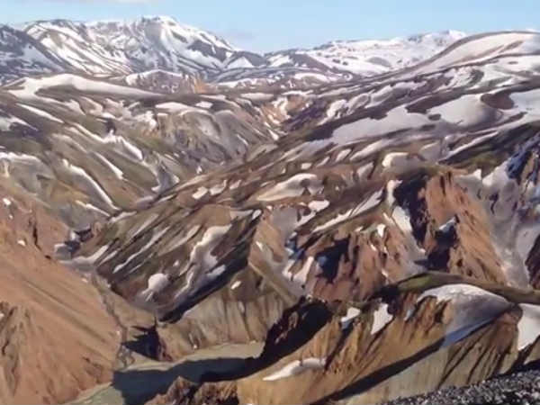 குகையில் வாழும் மக்கள் 