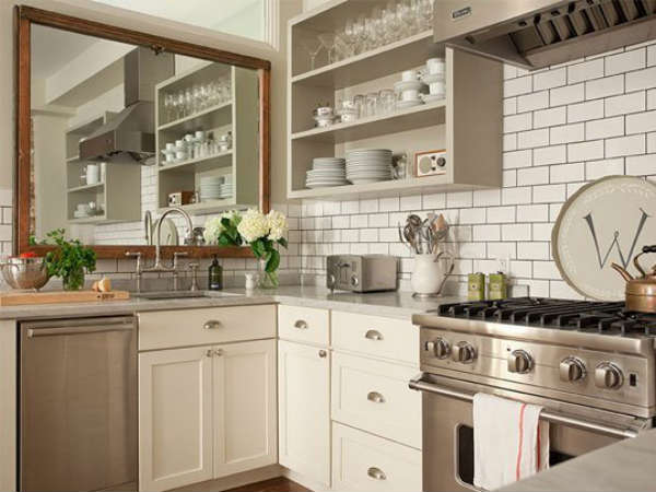 சமையலறையில் கண்ணாடி அலமாரிகள் மற்றும் சுவர்கள்