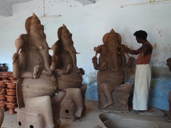 ஆற்றில் நீர் தங்கிட 