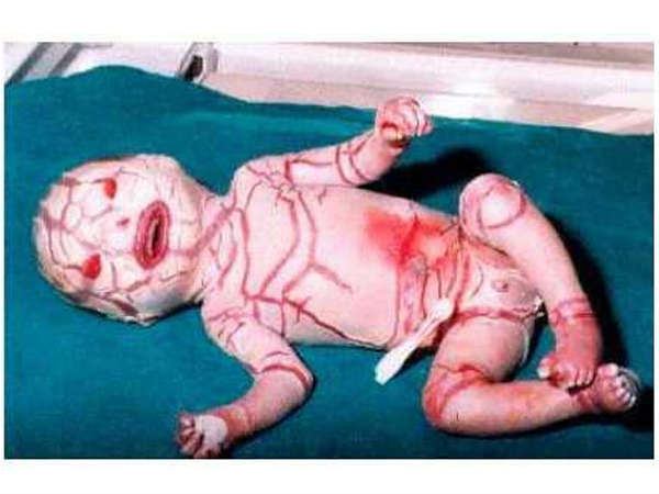 புலி வரிகளைக் கொண்ட குழந்தை