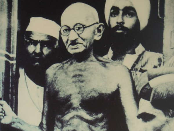 கழிவறையை கழுவிக் கொண்டிருந்த காந்தி 