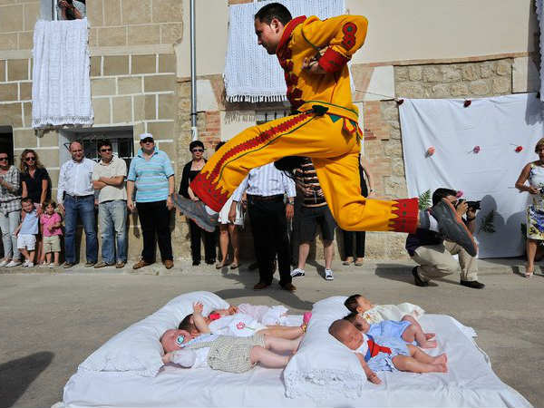 எல் கொலாச்சோ (El Colacho) 