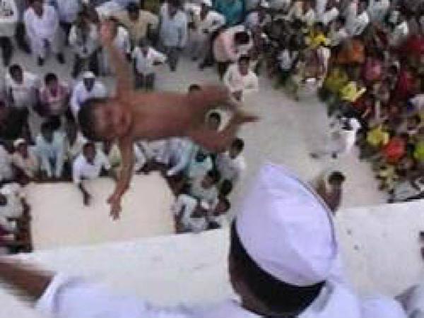 குழந்தையை தூக்கி எறிதல் 