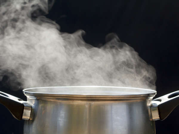 சுடுநீரில் ஊற வைக்கவும்