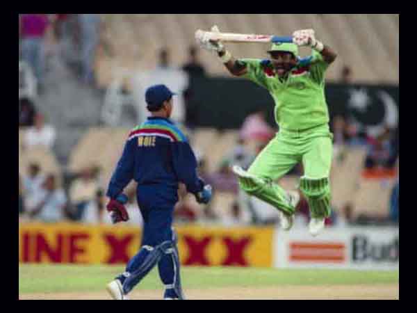 ஜாவேத் மியாண்டட் கங்காரு போல குதித்தது