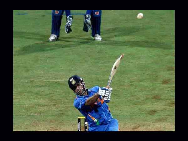 தோனியின் சிக்ஸ்