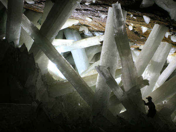 அசுரர்களின் கிரிஸ்டல் கேவ் (Crystal Cave of the Giants) 