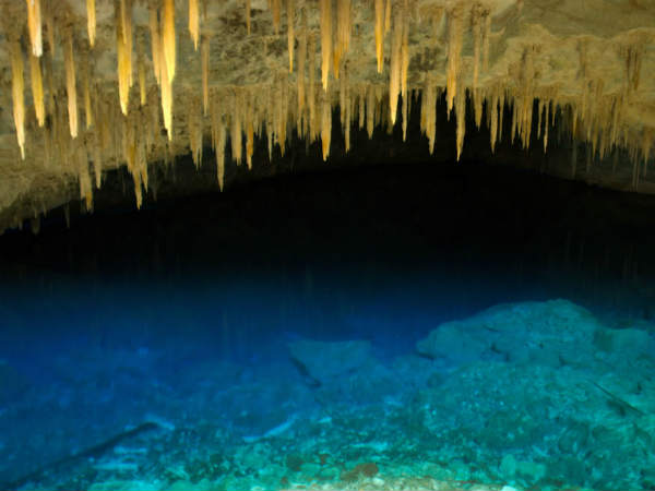 நீல ஏரி குகை 