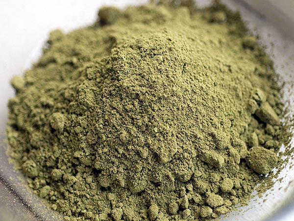 ஹென்னா மற்றும் வெந்தயப் பொடி