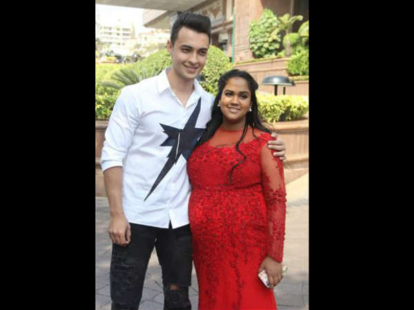 கணவருடன் அர்பிதா