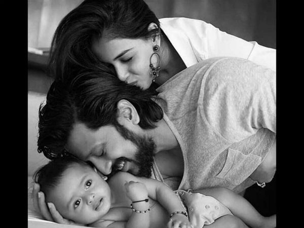 கைகோர்த்து நடப்பது 