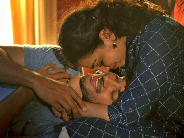 தலை முடியை கோதுவது 