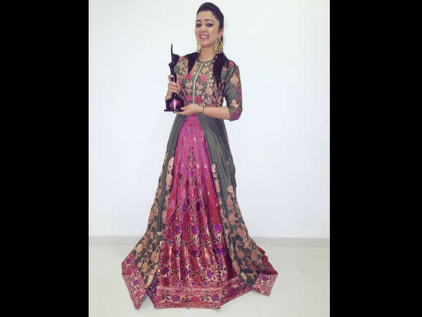 விருதுடன் சார்மி