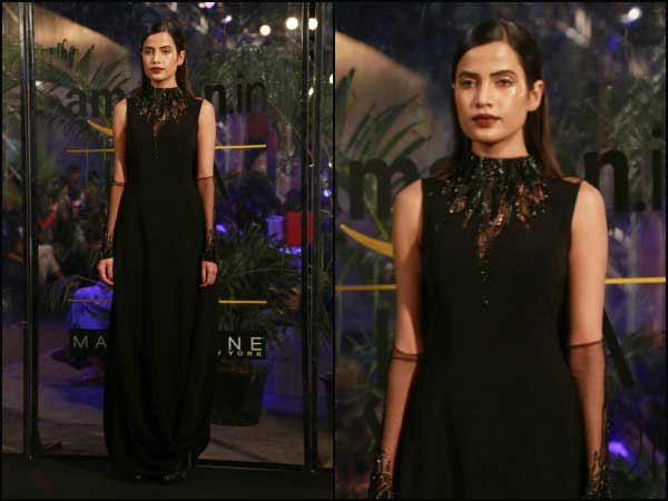 கருப்பு நிற ஸ்லீவ்லெஸ் உடை