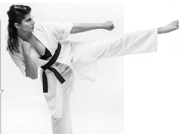 கராத்தே உடையில் சன்னி