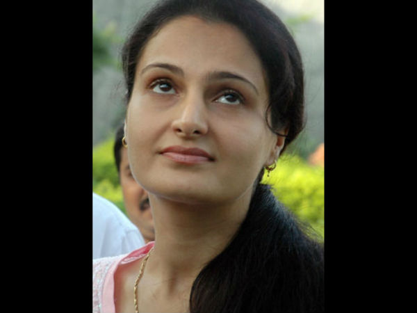 மோனிகா பேடி மோனிகா பேடி