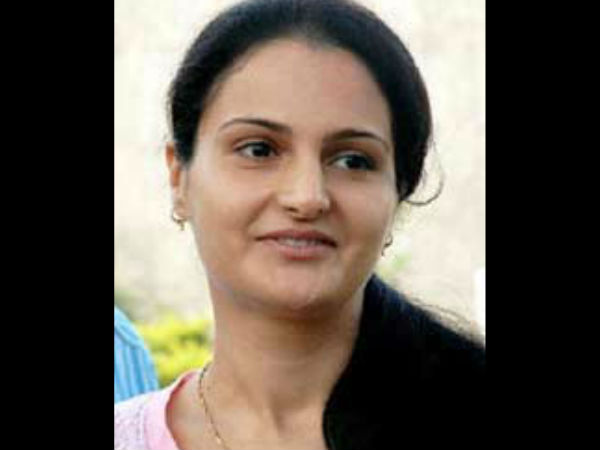 மோனிகா பேடி மோனிகா பேடி