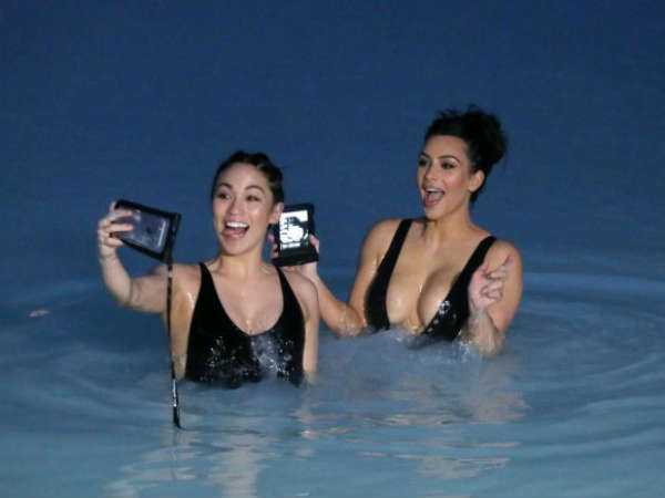 தோழியுடன் செல்ஃபி